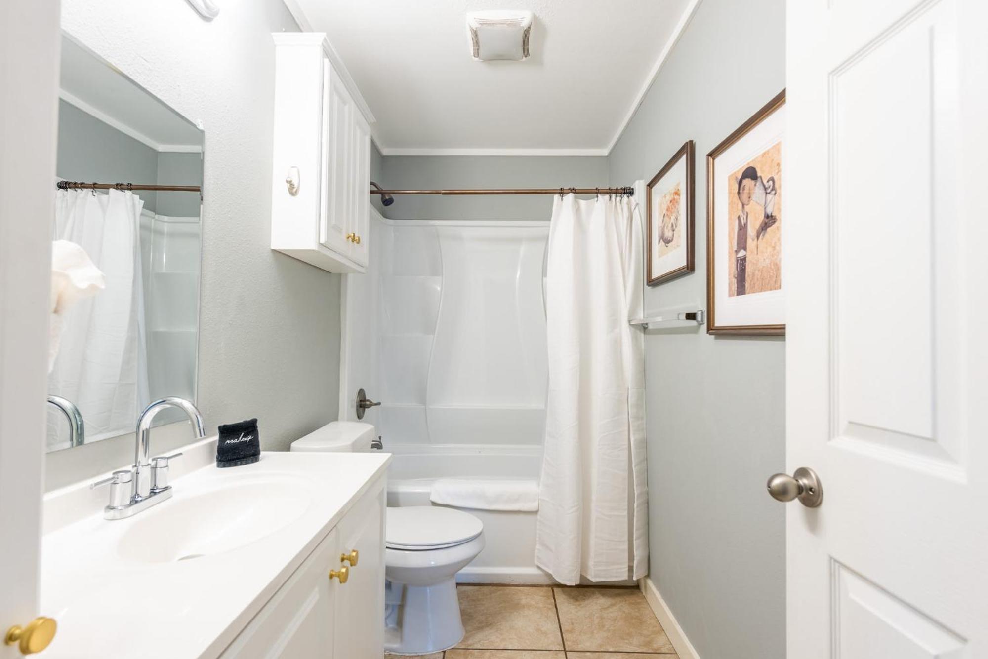 Unbeatable Location - Designer 2br & Yard Austin