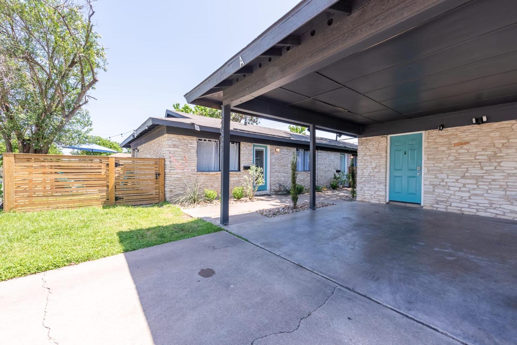 Unbeatable Location - Designer 2br & Yard Holiday home *