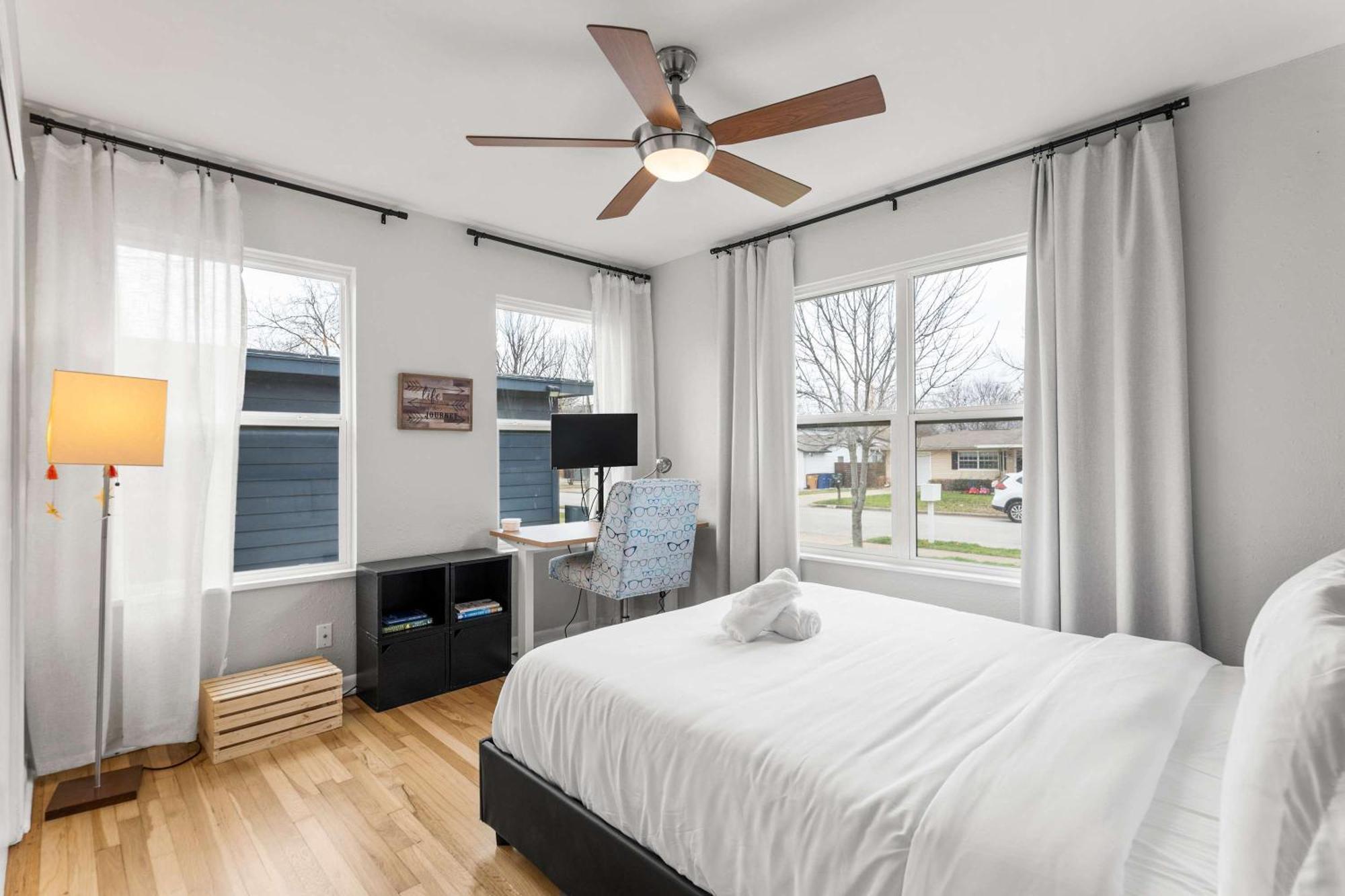 Historic Charmer Comfortable Walkable *