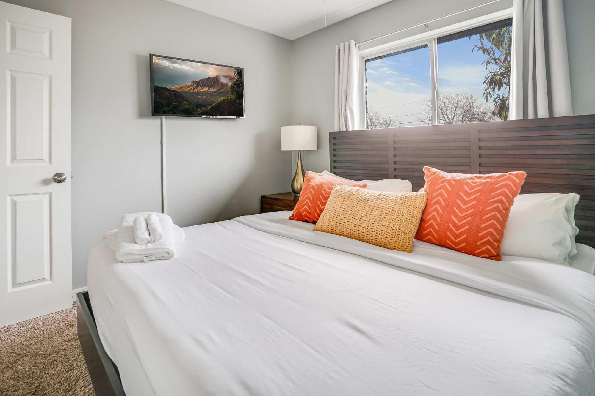 Holiday home Unbeatable Location - Designer 2br & Yard *