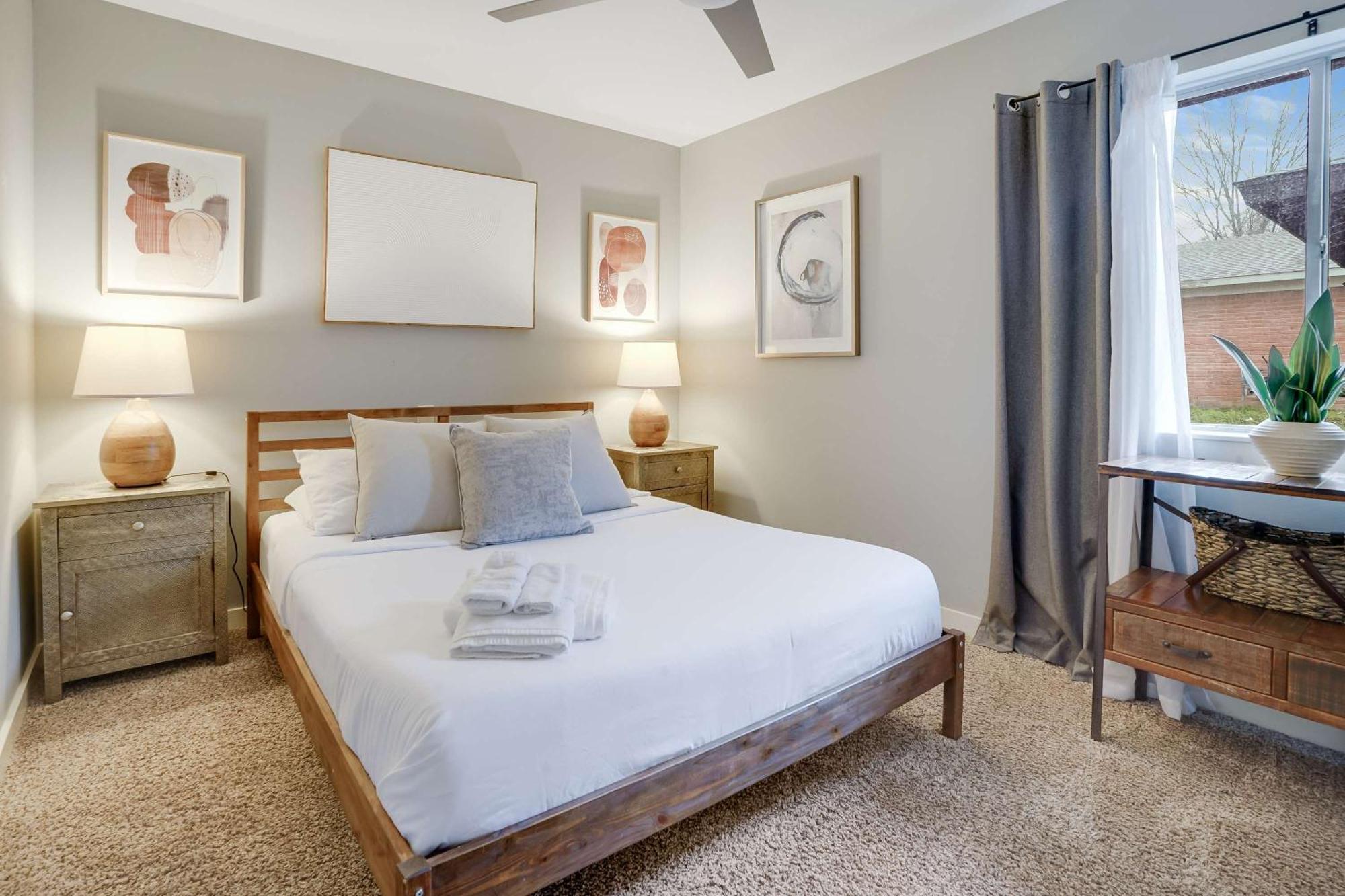 Unbeatable Location - Designer 2br & Yard * Austin