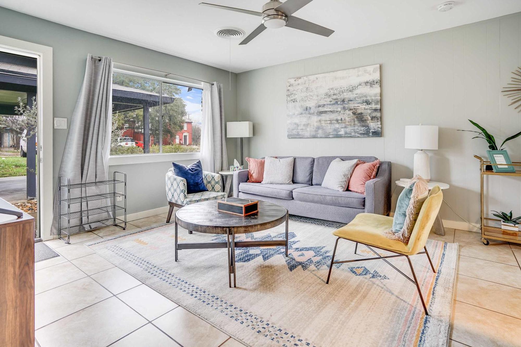 Unbeatable Location - Designer 2br & Yard Holiday home