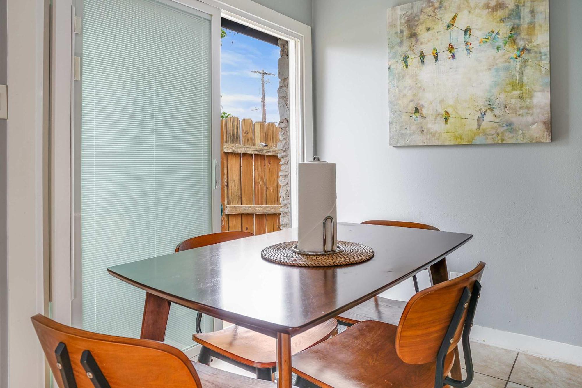 Unbeatable Location - Designer 2br & Yard Holiday home *
