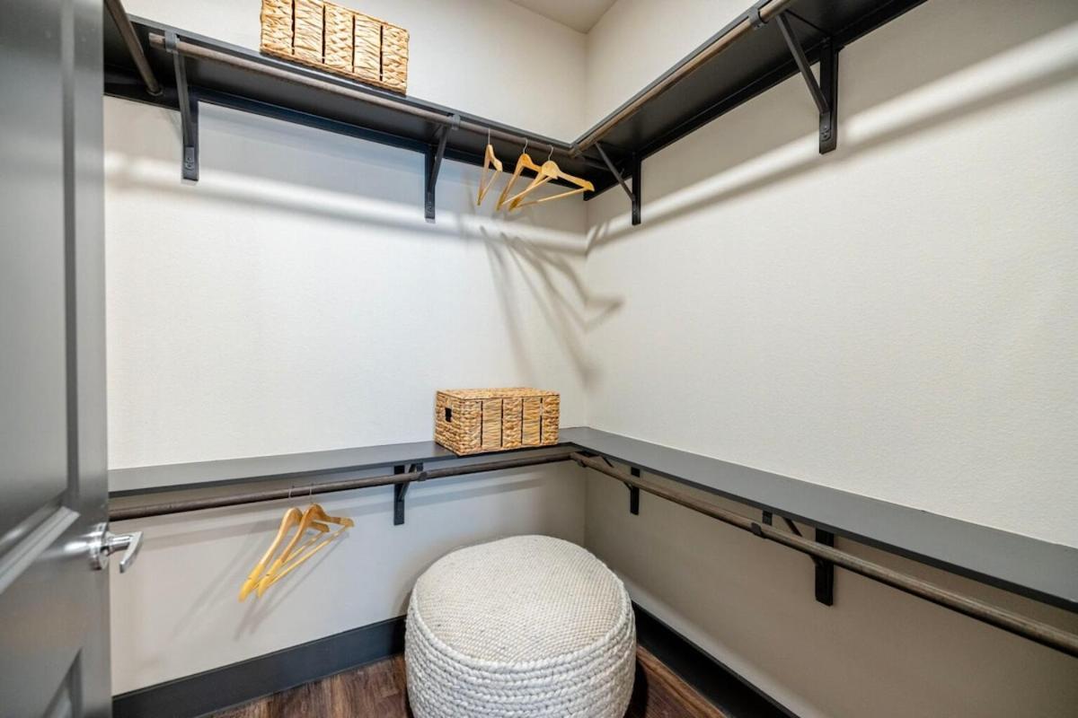 Chic Fast Wifi & Free Parking Apartment