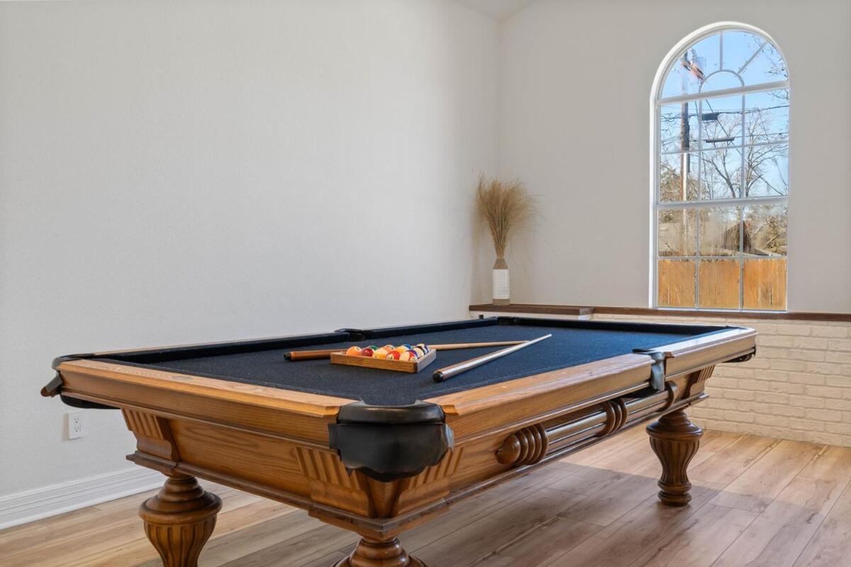 Holiday home Luxury Getaway Pool Games And Fun For 12 Austin