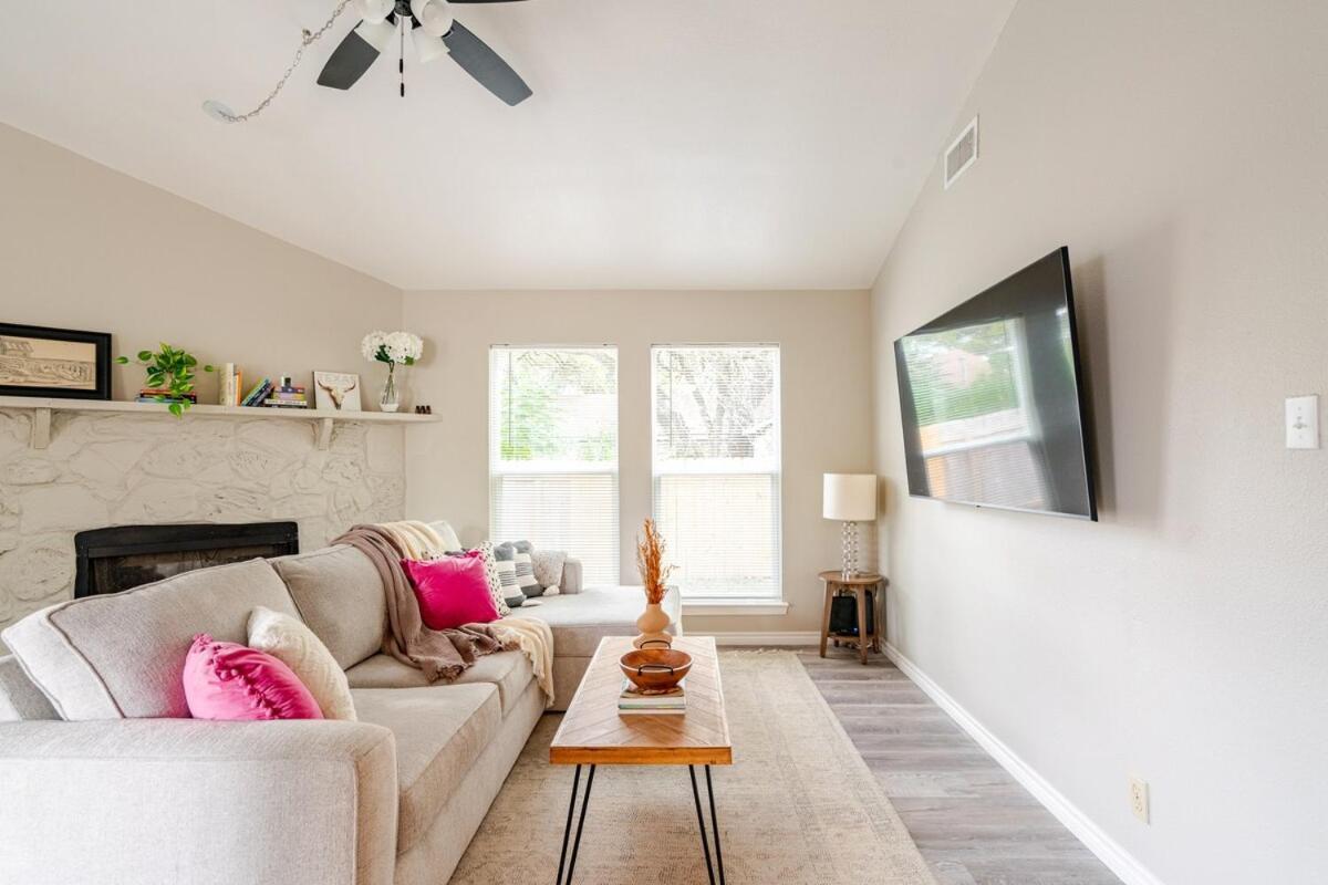 Mins To Atx Iconic Eateries, Bar And Places Holiday home