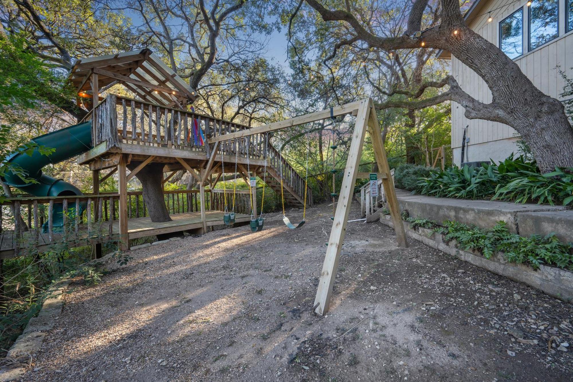 Large Deck & Firepit - Treehouse *