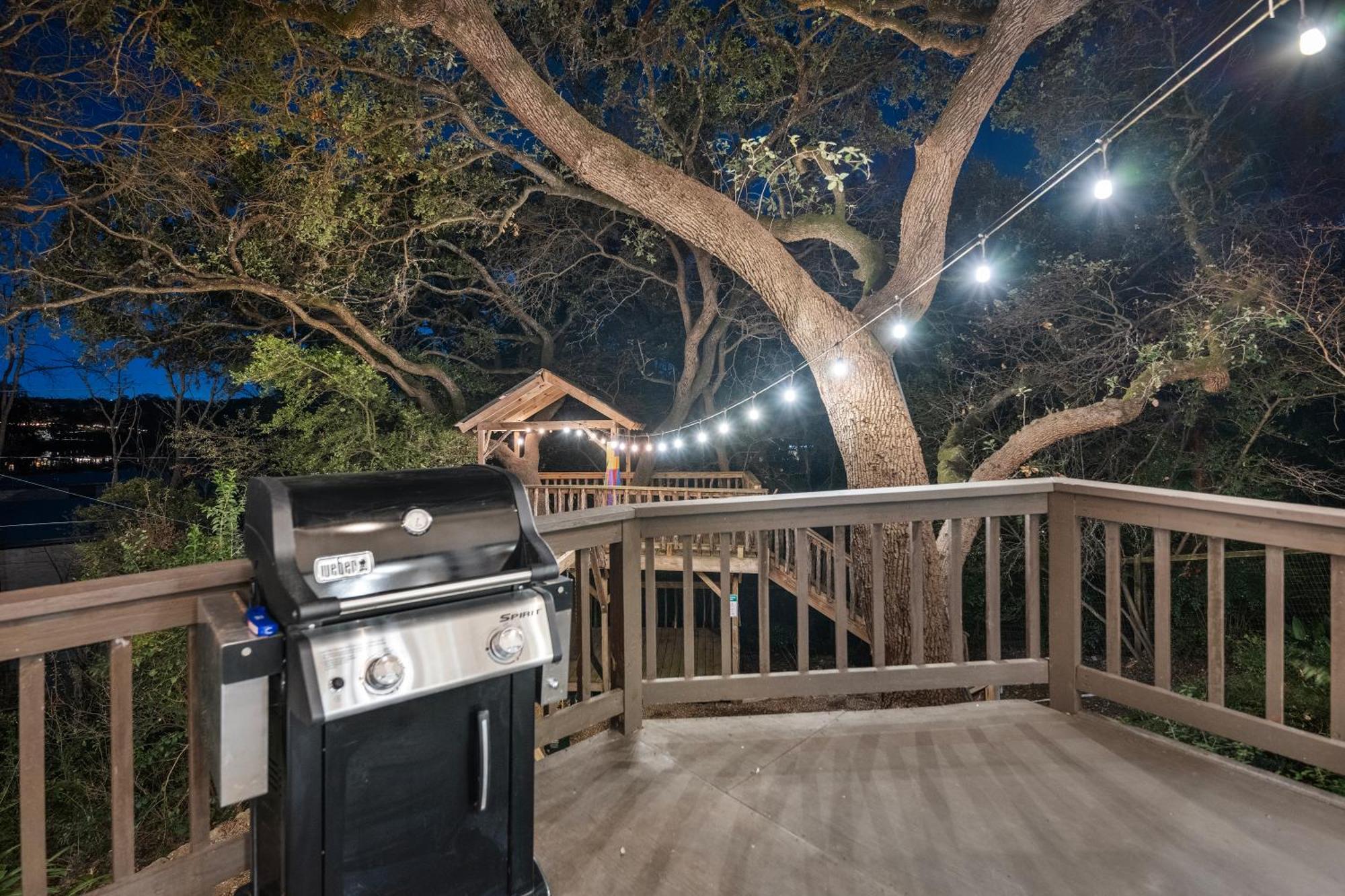 Large Deck & Firepit - Treehouse * Austin