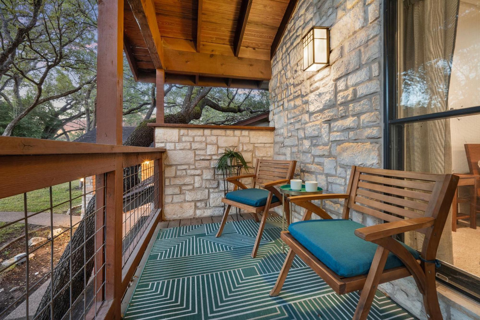 Large Deck & Firepit - Treehouse