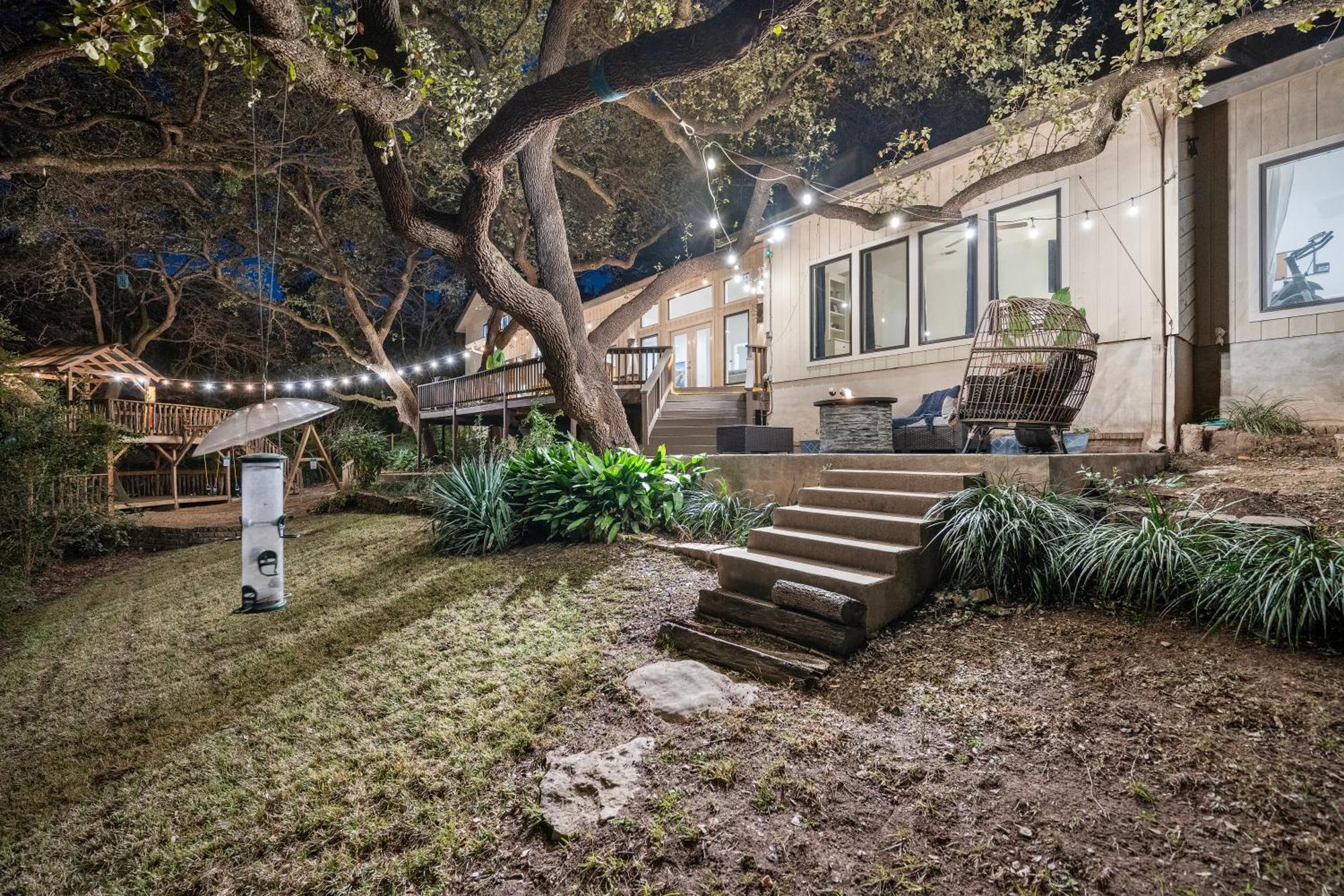 Large Deck & Firepit - Treehouse Austin