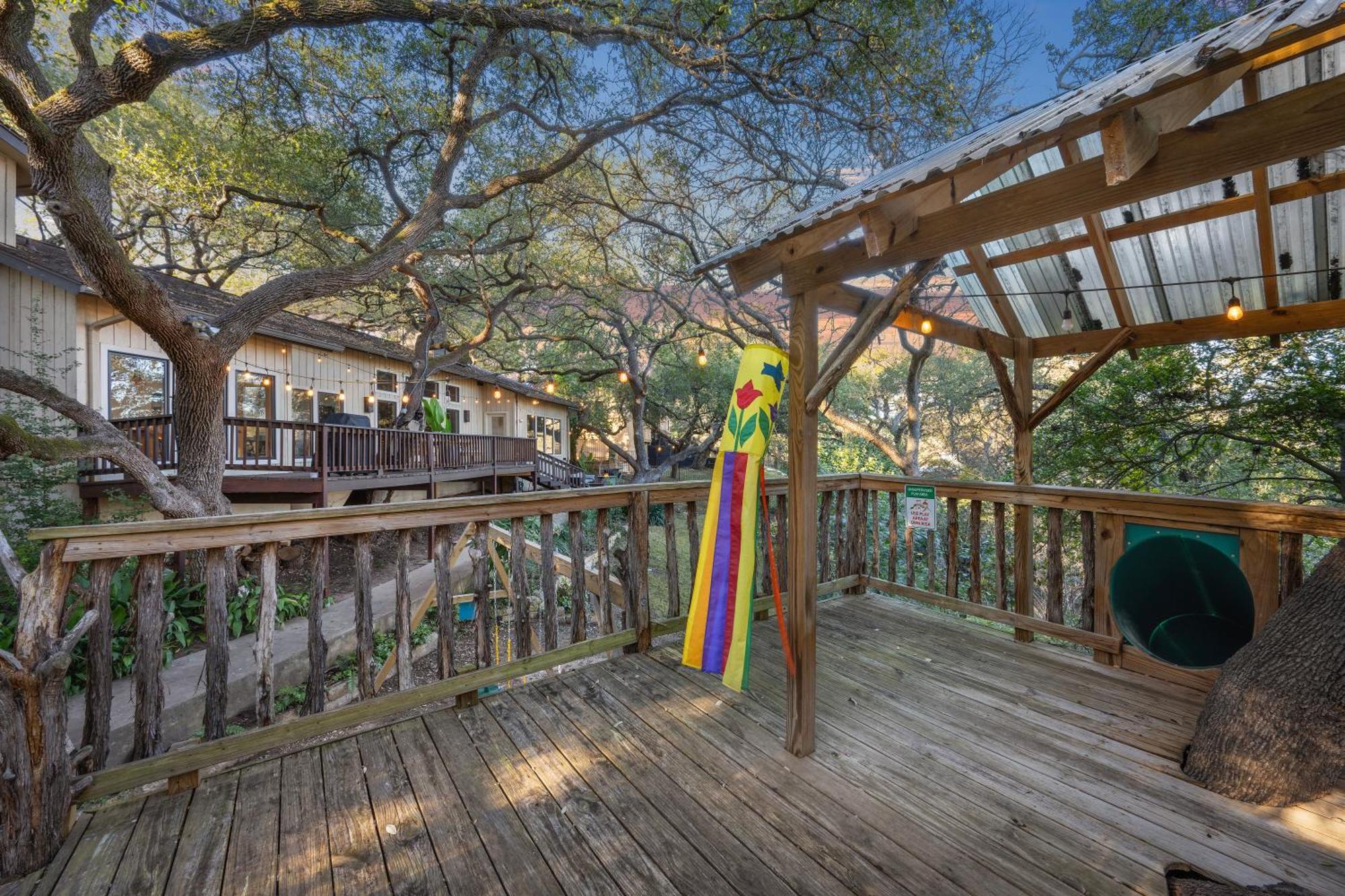 Large Deck & Firepit - Treehouse