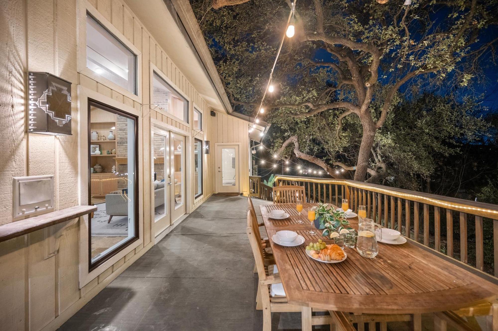 Large Deck & Firepit - Treehouse Holiday home