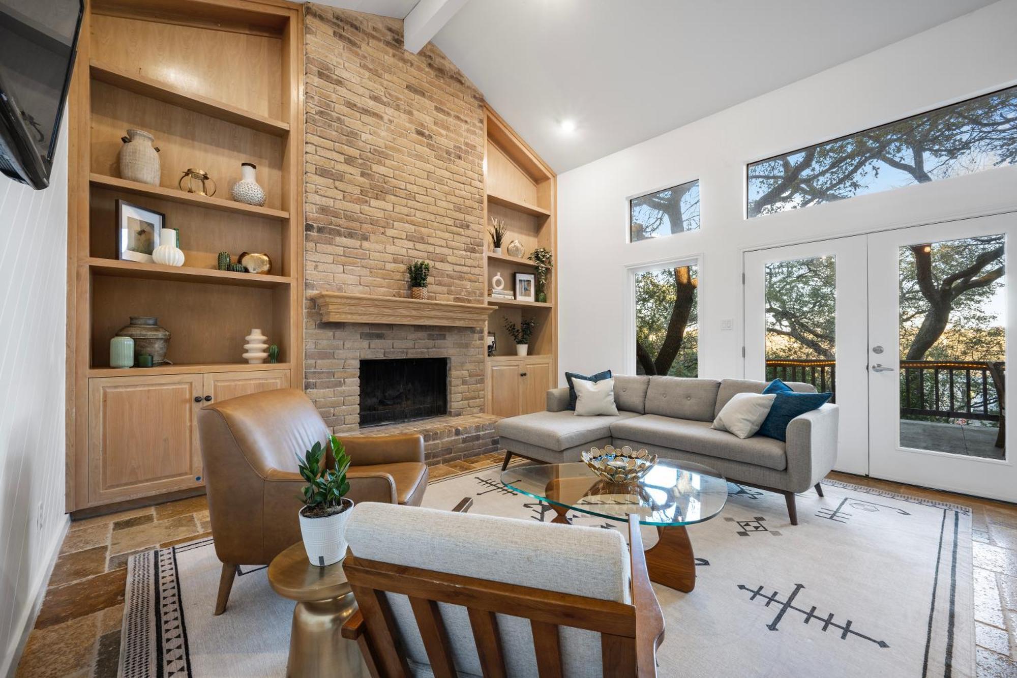 Large Deck & Firepit - Treehouse Austin