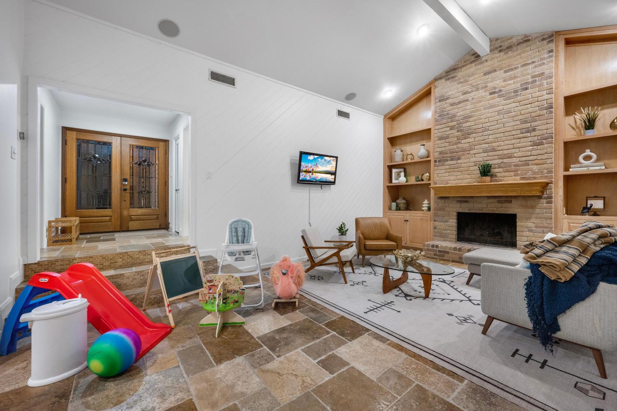 Large Deck & Firepit - Treehouse * Austin