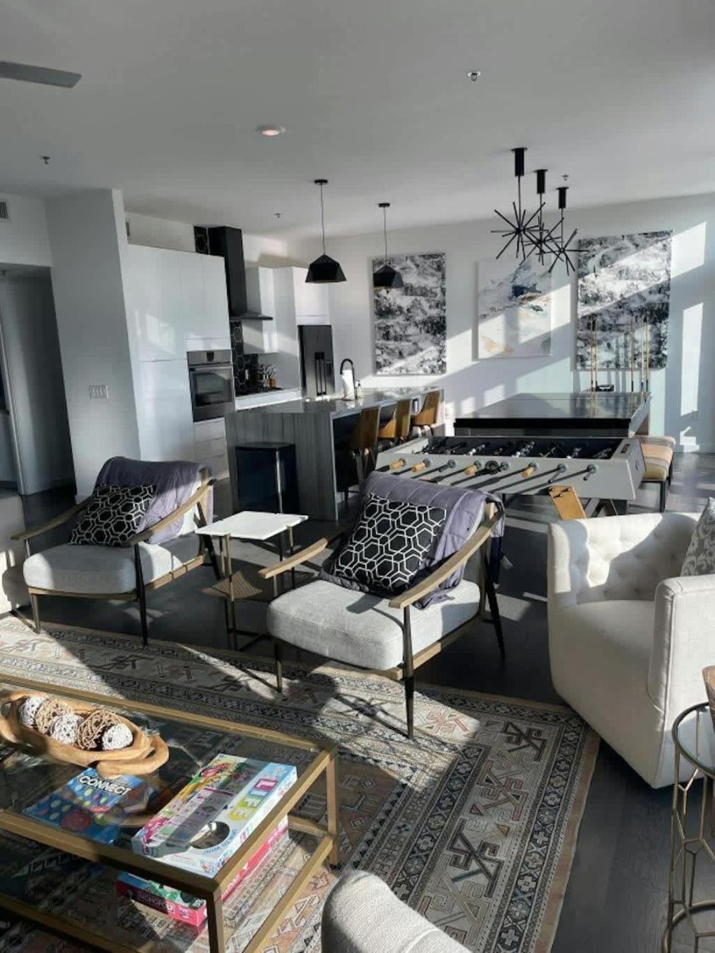 Tailgate Penthouse 2 Blocks From Ut Stadium Apartment