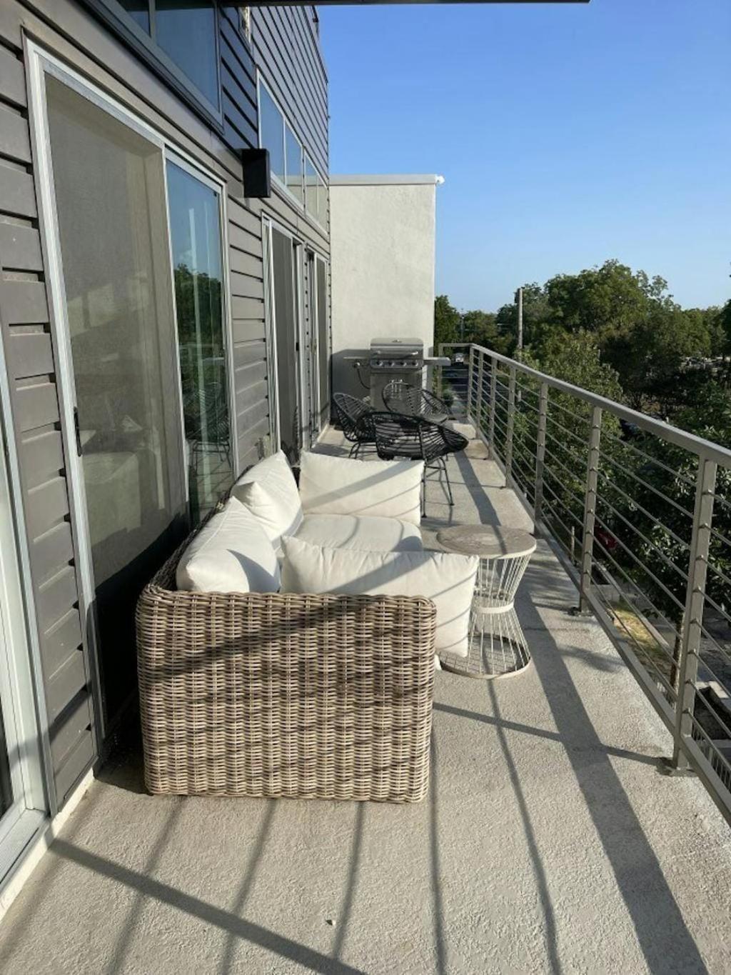 Apartment Tailgate Penthouse 2 Blocks From Ut Stadium Austin
