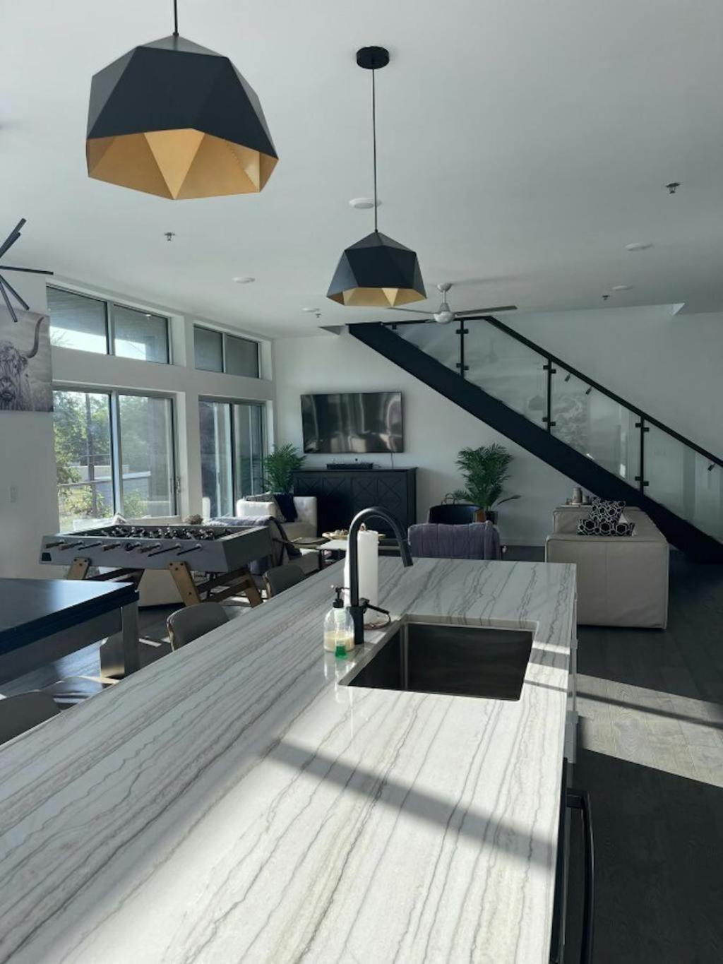 Tailgate Penthouse 2 Blocks From Ut Stadium Apartment *