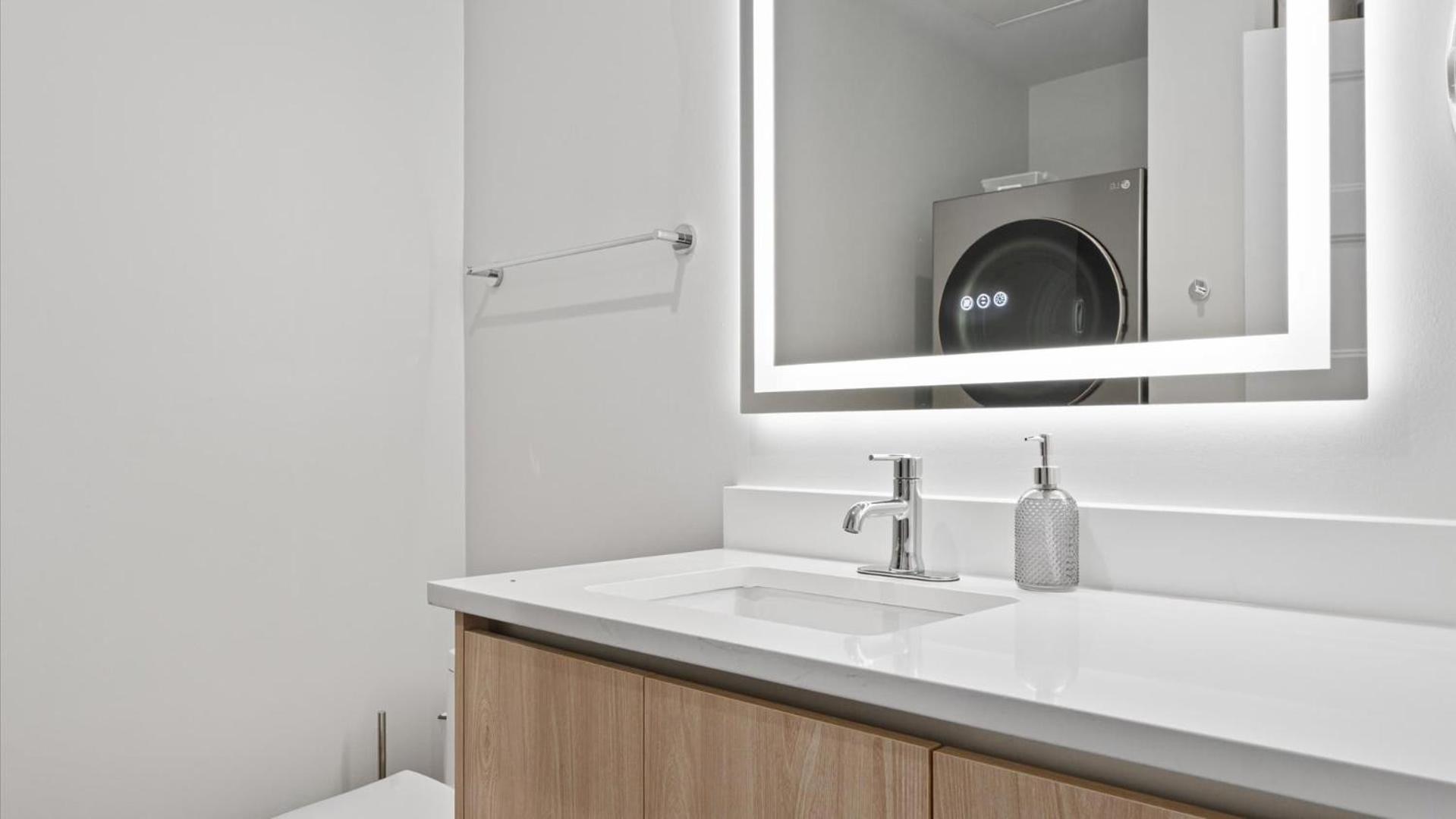 Apartment Upstay Newly Renovated Near Soco *